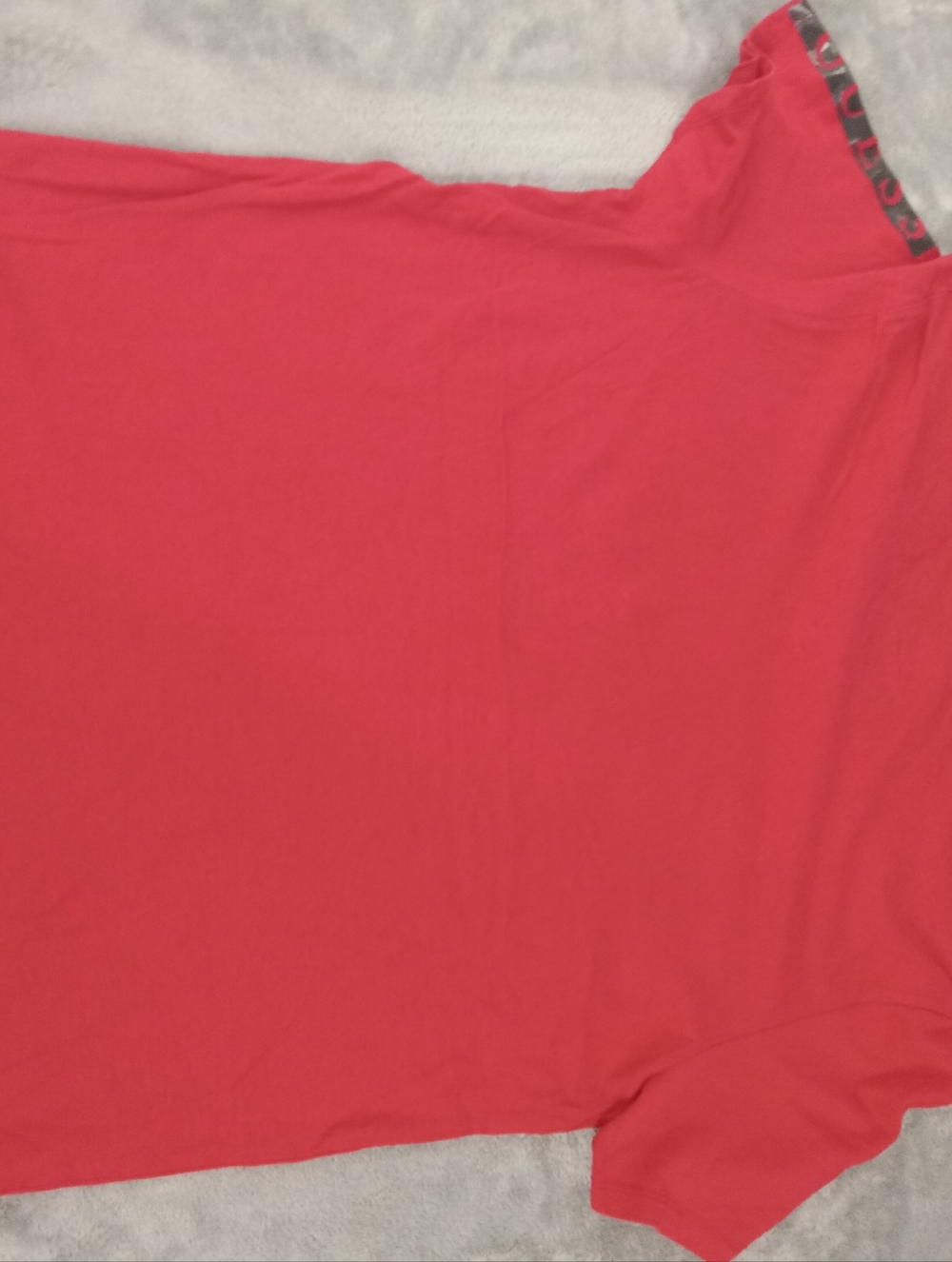 GUESS Men’s Red V-Neck Logo Tee Size Large - Picture 3 of 9